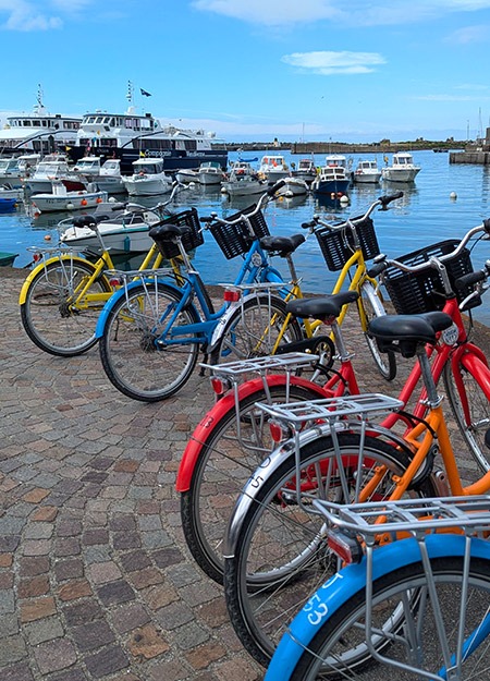 Vélos devant l'agence Lilavelo au port